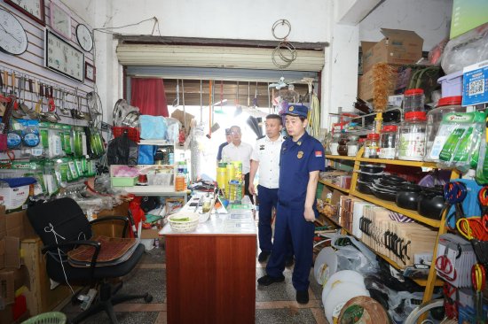 6月3日，孝感市消防救援支队监督员走进考点周边商铺开展安全排查。孟畅/摄