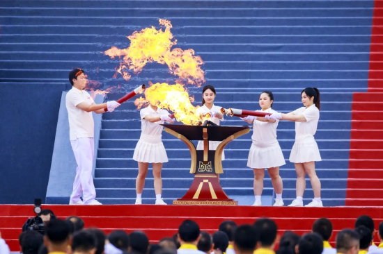甲辰年拜谒炎帝神农大典上，中国大陆、香港、澳门、台湾和海外华侨青年学子代表共同点燃新火