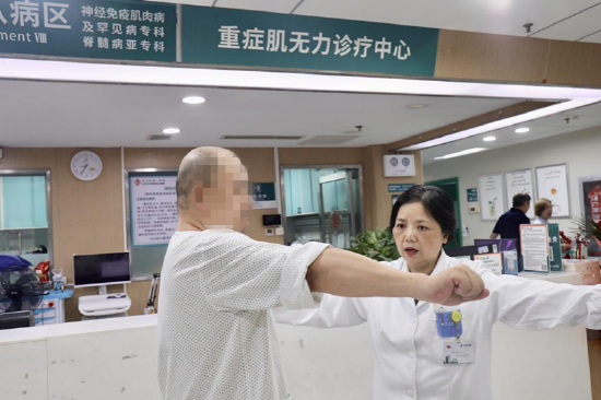 重症肌无力诊疗中心病房内，罗利俊主任为患者查体 通讯员代雨朦 摄