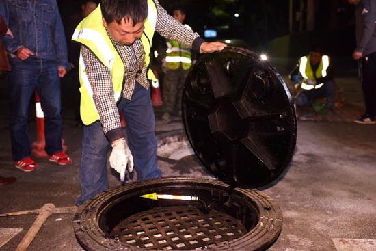 在井盖内部施工上,更是另有乾坤,记者经过实地测量,发现路面开挖深度