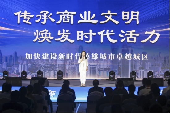 江汉区长叶文静作主报告。长江日报记者胡冬冬摄