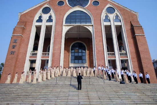 武汉设计工程学院2024年“五月的花海”合唱比赛激情唱响。刘恒 魏雨昕 摄