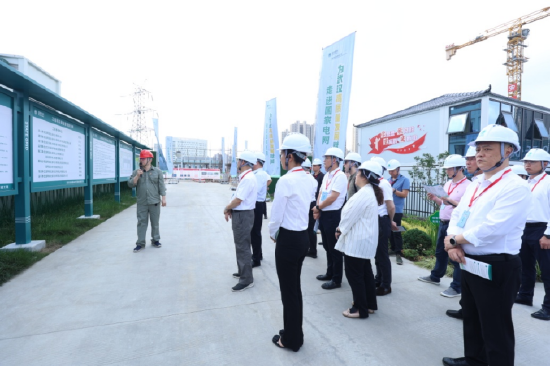 社会各界代表们走进武汉500千伏江北输变电工程建设现场参观