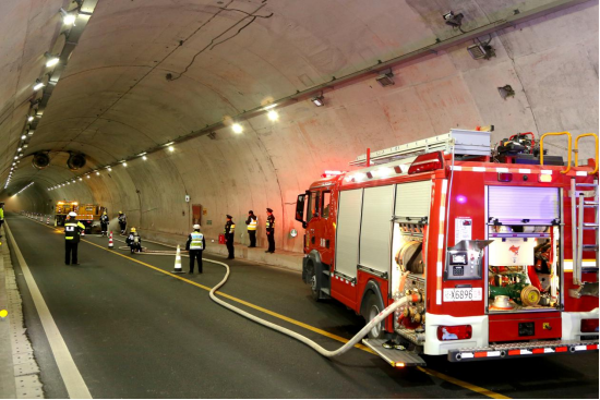 消防员在G59呼北高速（宜保段）金峰隧道开展灭火演练 刘旭/摄