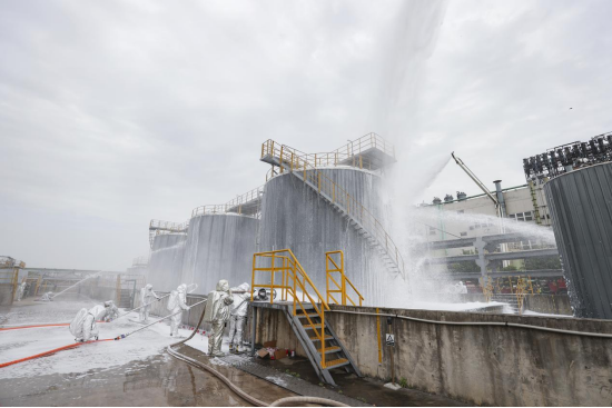 宜昌市消防救援局在宜都市友源实业有限公司组织开展化工灾害事故灭火救援实战演练 杨璇/摄