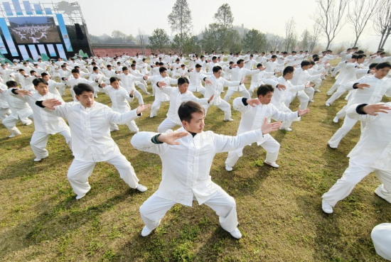 武当山遇真宫，群众方阵进行整齐划一的太极拳九势展演。张建波 摄