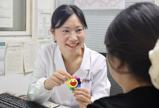 张肖楠坐诊“女子肛肠门诊”时，患者赠送卡通笑脸一张，感恩她的温暖、温柔 通讯员代雨朦 摄