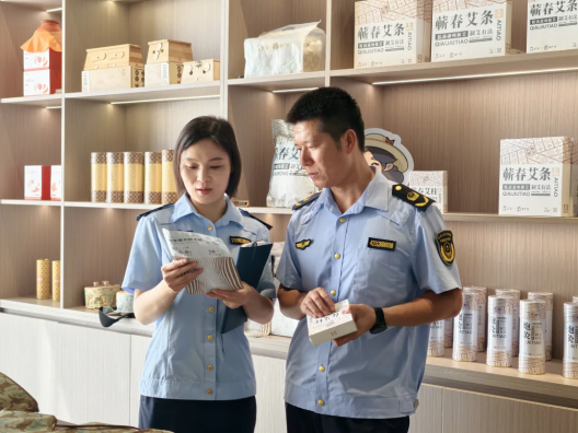 蕲艾中队执法人员走访商户