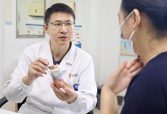 武汉市第一医院甲乳外科副主任阮剑给患者科普甲状腺及手术知识 通讯员代雨朦 摄