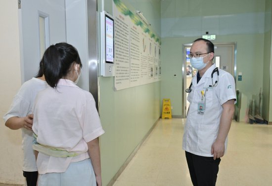 患儿来院复查，心血管内科医生张勇查看身体恢复情况
