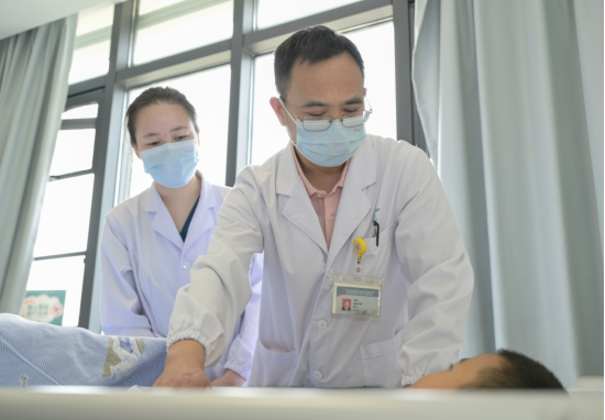 （武汉儿童医院西院区综合外科副主任李刚查看患儿恢复情况）