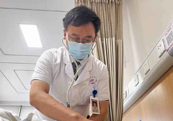 程伟主任正在为患者查房