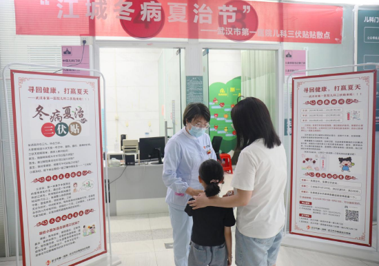 家长带孩子在儿科敷贴点咨询 通讯员代雨朦摄