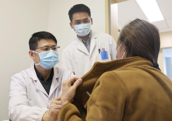 患者术后首次复诊，阮剑副主任检查伤口恢复情况 通讯员代雨朦 摄