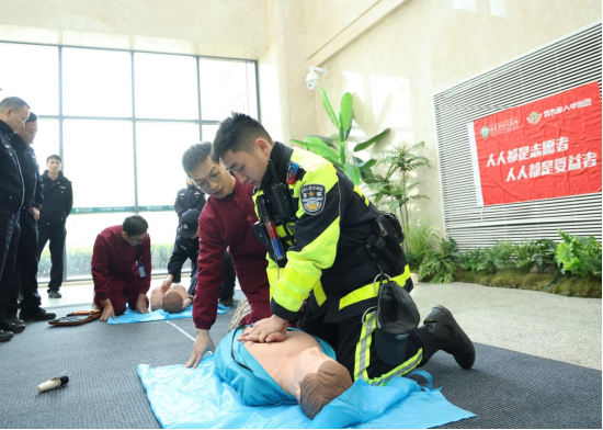 急诊科“我为家人学急救”志愿服务队队员指导交警操作心肺复苏