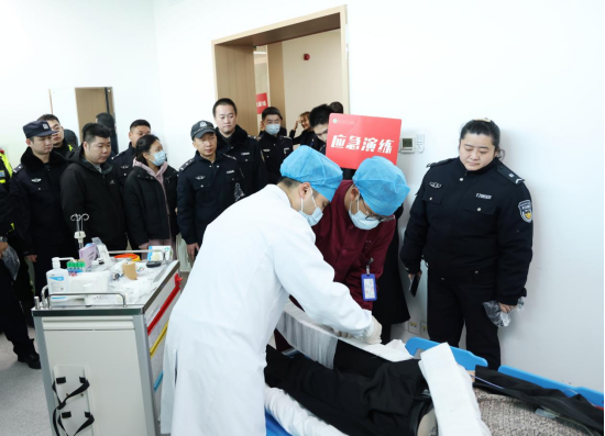 在急诊科观摩危重复合外伤救治应急演练