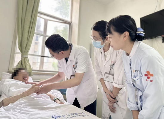 中医综合病房内，杨家耀主任查房中 通讯员代雨朦 摄