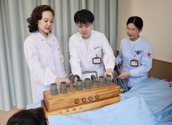武汉市第一医院消化内科脾胃外治中心,时昭红主任指导中医师肖书熠为患者施行督脉灸 通讯员代雨朦 摄
