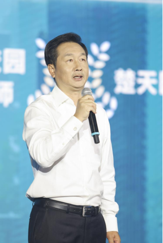 全国青少年校园足球优秀讲师、江汉区万松园路小学足球总教练邓世俊。长江日报记者胡冬冬 摄
