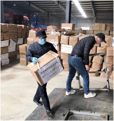 洪山应急管理局领导亲自参与物资搬运