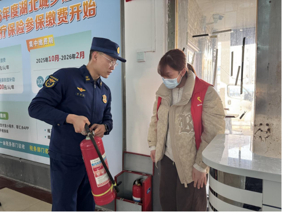 随州消防宣传员为汽车客运站志愿者讲解灭火器使用方法 刘英君曌/摄