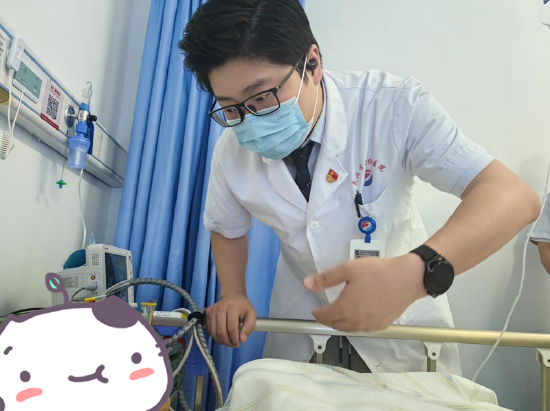 武汉市普仁医院肝胆胰疝外科主任杜杰为患者查房