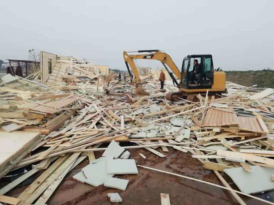 新洲多部门联合执法强势出击 占地近4亩"大棚房"被拆_新浪湖北_新浪网