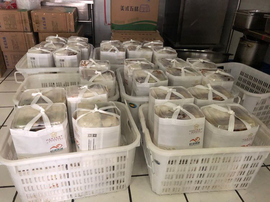 巨浪美食为武汉市三医院配送的盒饭据了解,截至2月1日,武昌餐饮商会共