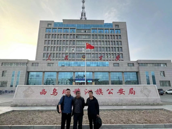 邹博(左一)、陈明(右一)押送董某返汉