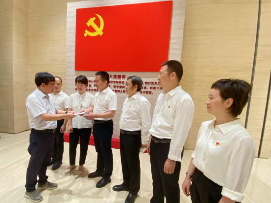 武汉市第一医院心血管内科主任贺立群向党组织递交入党申请书