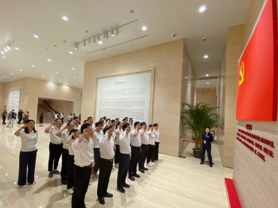 武汉市第一医院中层干部管理高级研修班的中共党员们重温入党誓词