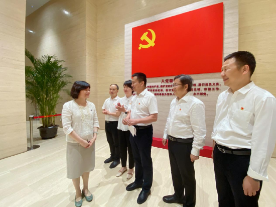 武汉市第一医院皮肤科主任陈柳青向党组织递交入党申请书
