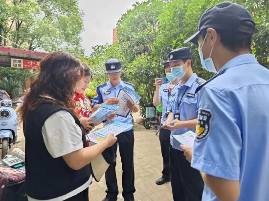 青山民警在考场外开展反诈宣传