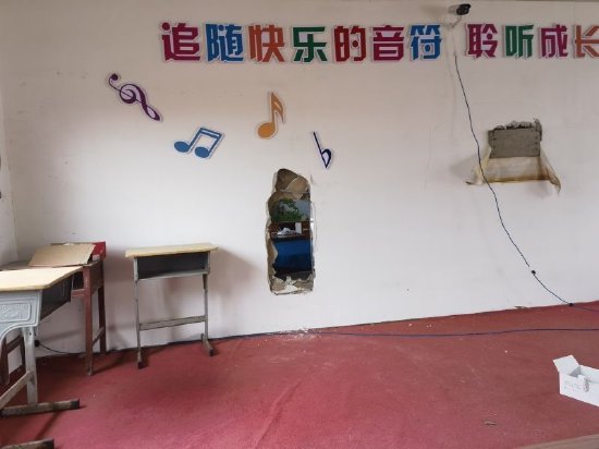 事发后，音乐教室和校长办公室间隔的这堵墙不知道被谁凿开了一个洞。 新京报记者 李照摄