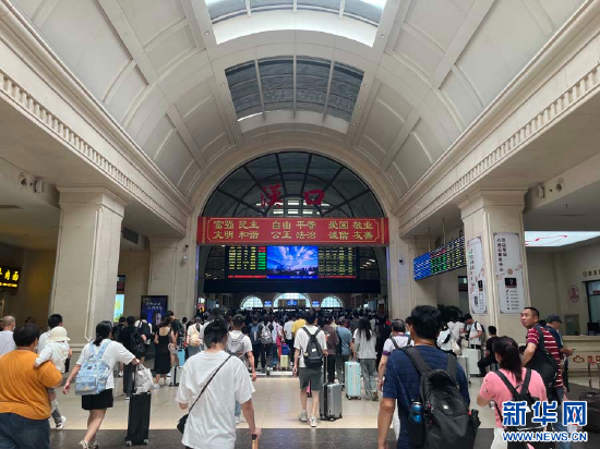 图为6月21日，旅客在汉口站集中出行。新华网发 宋萍摄