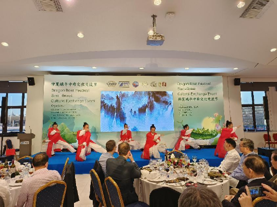武当太极功夫团向观众展示《风声太极》