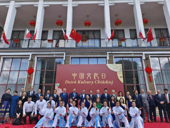 中国、波兰与会领导、嘉宾与演职人员合影
