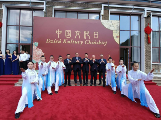 中国驻波兰大使孙霖江及波兰方领导与武当太极功夫团武术队员合影