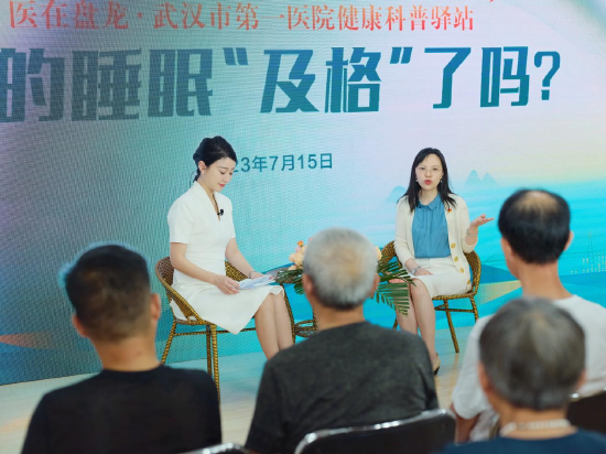 梅俊华为居民科普睡眠及心理健康知识