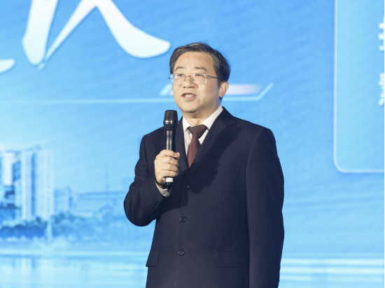 华中科技大学经济学院现代经济学研究中心主任、教授、博士生导师欧阳红兵向观众作报告。长江日报记者胡冬冬摄