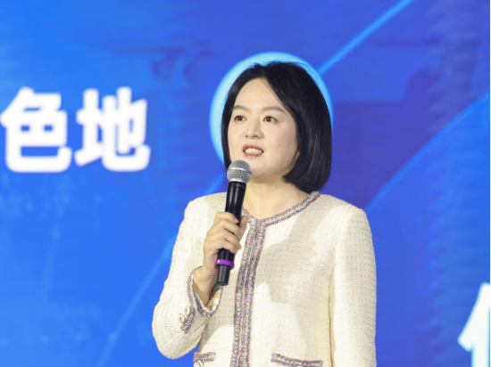 武汉爱帝集团有限公司总经理胡萍现场讲述。长江日报记者胡冬冬摄