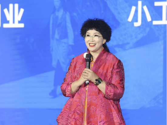 武汉未解服装设计有限公司创始人魏琳讲述创业故事。长江日报记者胡冬冬摄