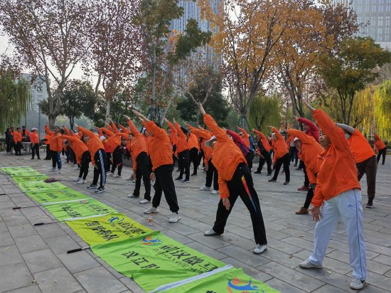 武汉市江汉区微马跑步协会会员在徒步后进行集体拉伸运动。新华社记者 乐文婉 摄