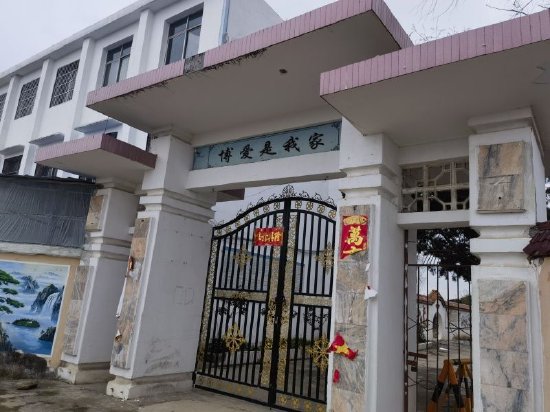 2023年3月，新京报记者走访随县博爱特校，校园大门紧闭，已经被搬空。新京报记者 李照摄