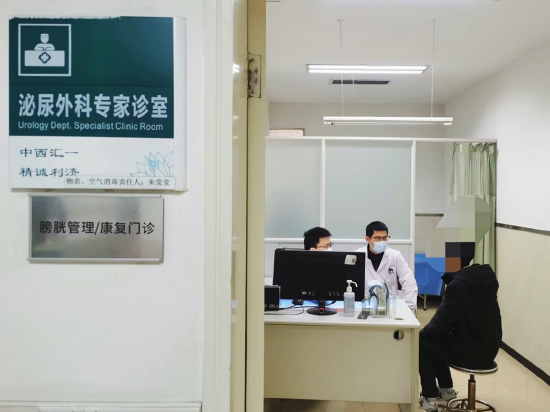 　　武汉市第一医院膀胱管理和康复MDT门诊，由泌尿外科和康复医学科医生组成的尿控管理团队共同出诊 通讯员谭世威 供图