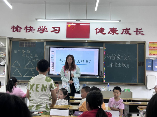 图为两性知识课堂上老师提问的场景（毛玥摄）