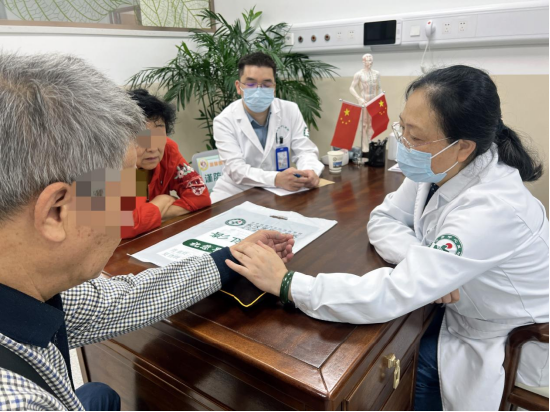 “岐黄学者王平名医名家工作室”专家团队刘玲教授为老年患者把脉问诊