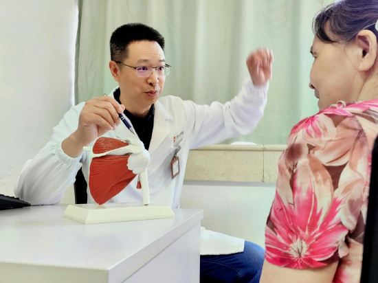 武汉市第一医院骨科病房内,副主任医师凃峰与患者沟通 肩关节病变治疗方案 通讯员贺英供图