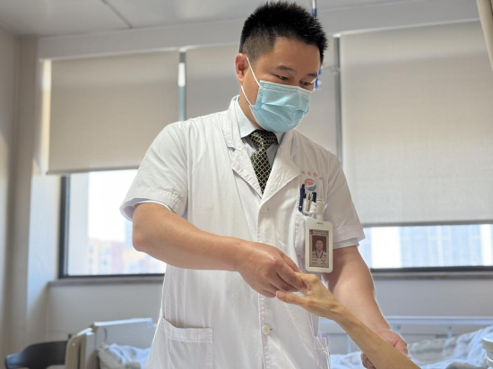 管床医生汪幸华为患者查体