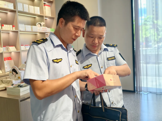 蕲艾中队执法人员检查产品标签标识